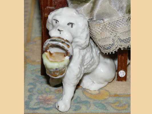 antiker Hund mit Körbchen