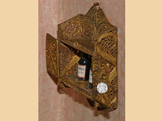 Filigran gearbeiteter Wandschrank mit Portwein