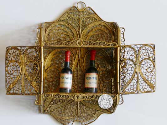 Filigran gearbeiteter Wandschrank mit Portwein