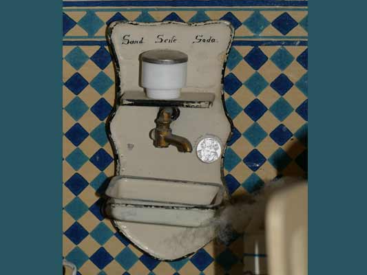 antike Puppenküche, Gehäuse Gebrüder Bing Nürnberg