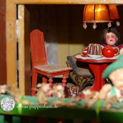 antikes Puppenhaus mit Pferdestall von um 1900