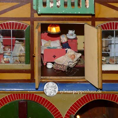 antikes Puppenhaus mit Pferdestall von um 1900
