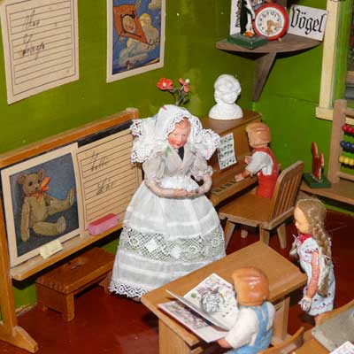 Ich habe die Schulmöbel anders gestellt II