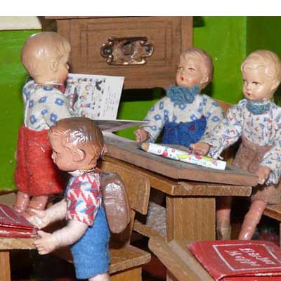 antike Puppenschule aus den 30er Jahren