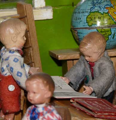 antike Puppenschule aus den 30er Jahren