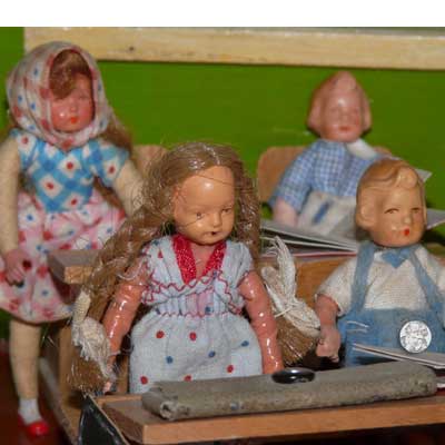 antike Puppenschule aus den 30er Jahren