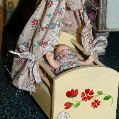 antike Puppenküche 20er Jahre - Puppenwiege mit Originalbaby