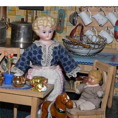 antike Puppenküche 20er Jahre - mit der orginalen Einrichtung