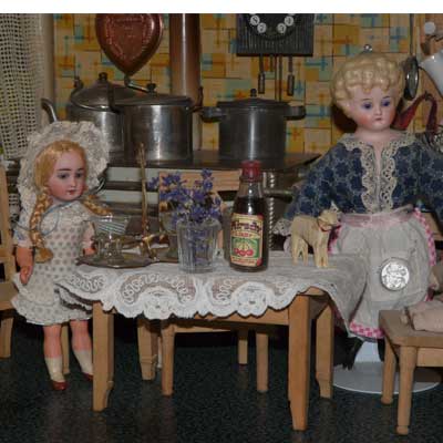 antike Puppenküche 20er Jahre - mit der orginalen Einrichtung