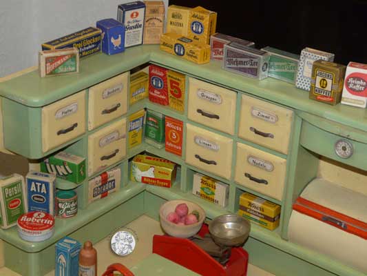 DDR-Kaufmannsladen, wohl Albin Schönherr