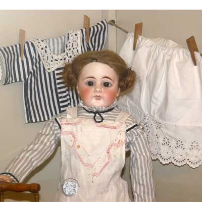 Seltene Porzellankopfpuppe, Hersteller unbekannt, um 1880, Lederbalg, Unterarme Zelluloid