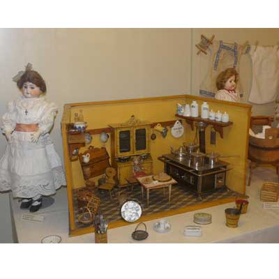 Küche von 1856 mit Blechmöbeln