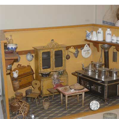 Küche von 1856 mit Blechmöbeln