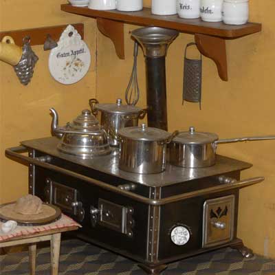 Küche von 1856 mit Blechmöbeln