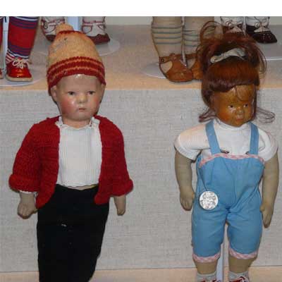 links Käthe Kruse Puppe, rechts Krahmer Puppe Kuck in die Welt