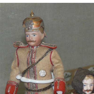 Biskuitporzellanpuppe in Originalkleidung