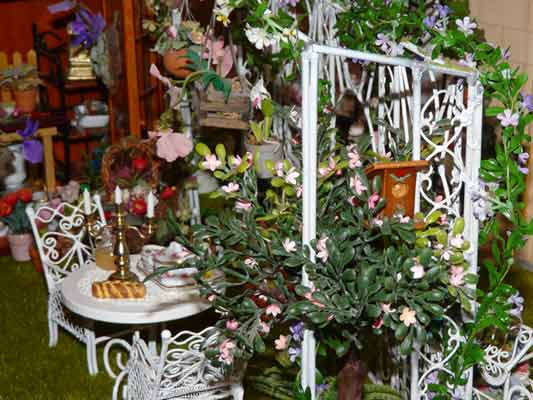 Der Garten mit Blumenladen links vom Haus