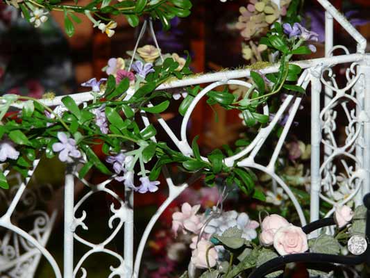 Der Garten mit Blumenladen links vom Haus
