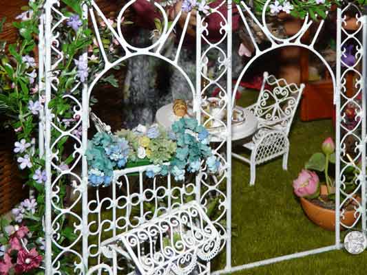 Der Garten mit Blumenladen links vom Haus