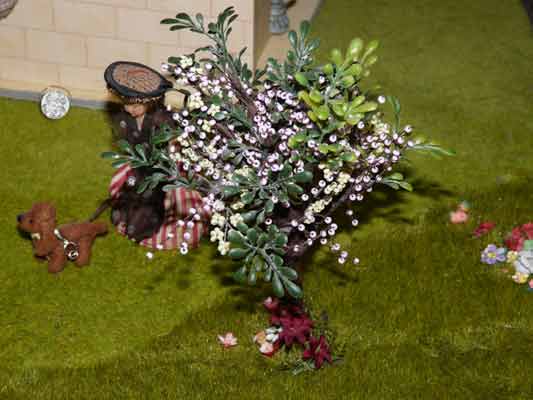 Der Garten mit Blumenladen links vom Haus