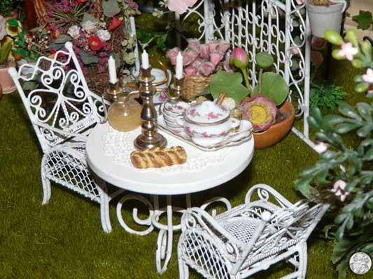 Der Garten mit Blumenladen links vom Haus