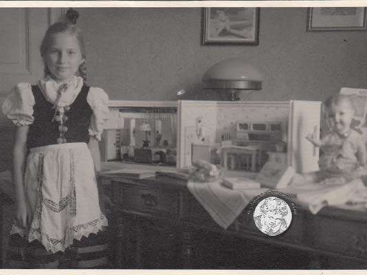 Kind mit Puppenstube und Puppe, 30er Jahre