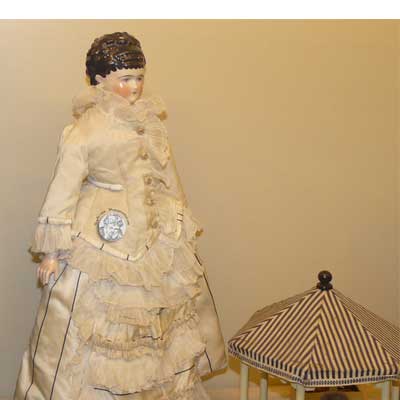 Puppe mit Stoffbalg und Hochfrisur von um 1870