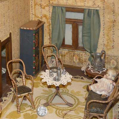 Puppenstube, Gründerzeit, um 1880, außergewönliche Laubsägemöbel aus Böhmen