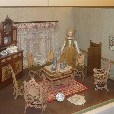 Puppenstube, Gründerzeit, um 1880, außergewönliche Laubsägemöbel aus Böhmen