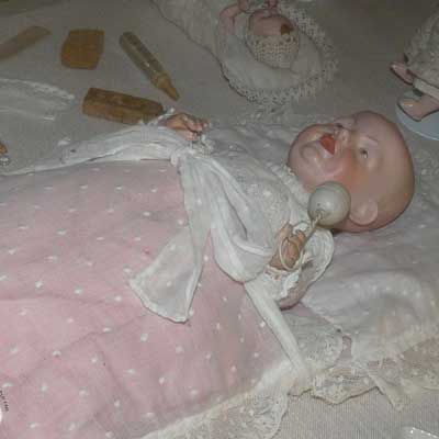 antike Puppen, u.a. eine Badepuppe