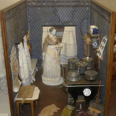 Puppenstube, Gründerzeit, um 1880, außergewönliche Laubsägemöbel aus Böhmen