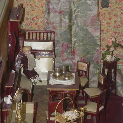 Jugendstilsalon mit dunkelroten Möbeln, um 1895/1900