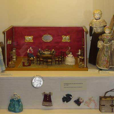 Puppensalon im Neo-Rokokostil um 1850, Polstermöbel mit Damast bespannt (handbemalt)