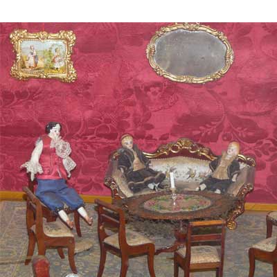 Puppensalon im Neo-Rokokostil um 1850, Polstermöbel mit Damast bespannt (handbemalt)
