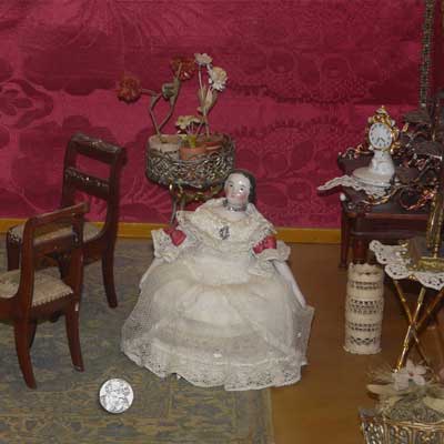 Puppensalon im Neo-Rokokostil um 1850, Polstermöbel mit Damast bespannt (handbemalt)