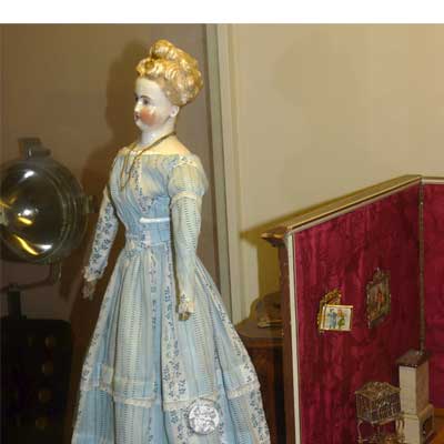 Brustblattkopf  mit einmodelliertem Goldschmuck im Haar,
Ziegenlederbalg, Originalkleidung, um 1860