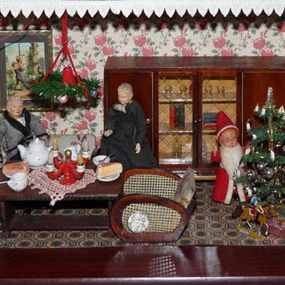 50er-Jahre-Wohnzimmer mit Repro-Tapete