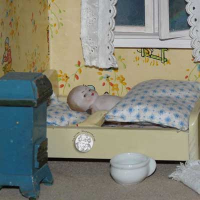 20er-Jahre-Schlafzimmer mit antiken Kewpies