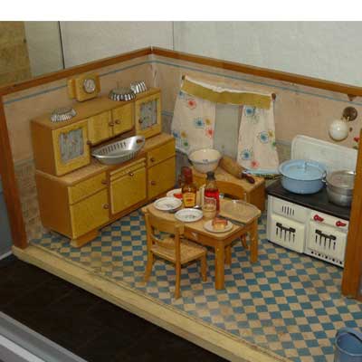 Küche um 1955, Gehäuse und Kühlschrank DDR, Möbel und Herd BRD