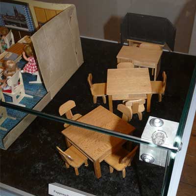Schulmöbel für die Puppenschule, 70er Jahre