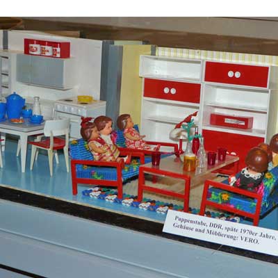 Puppenstube, DDR, späte 70er Jahre, Gehäuse und Möblierung VERO