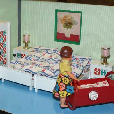 Puppenstube, DDR, späte 70er Jahre, Gehäuse und Möblierung VERO