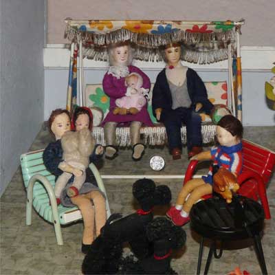 Terrasse mit Püppchen von Erna Meyer