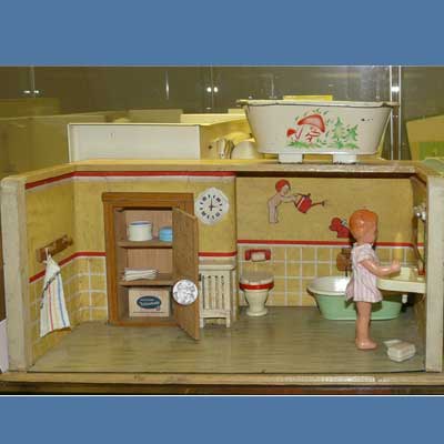 Badezimmer im Holzgehäuse mit großem Einbauschrank