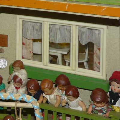 Haus Sonnenschein mit ganz vielen ARI-Püppchen9