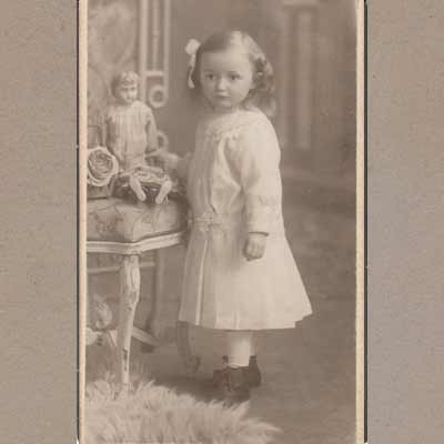 Carte de Visite Kind mit Parianpuppe, vor 1900