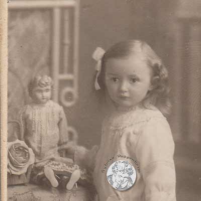 Carte de Visite Kind mit Parianpuppe, vor 1900