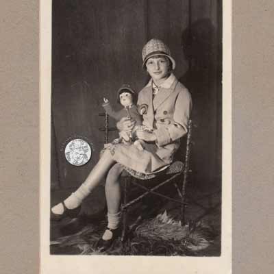 Foto Mädchen mit Puppe, 1930er Jahre