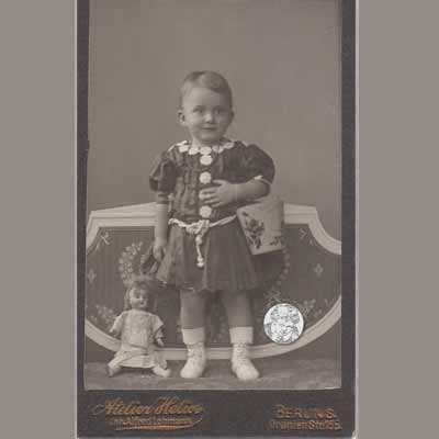 CDV Kleinkind mit Puppe, vor 1900
