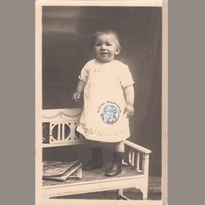 Foto AK Kleinkind mit Büchern, um 1900